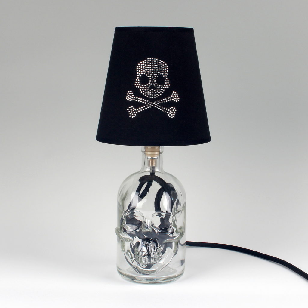 Flaschen-Lampe selber bauen Piratenkopf Flasche