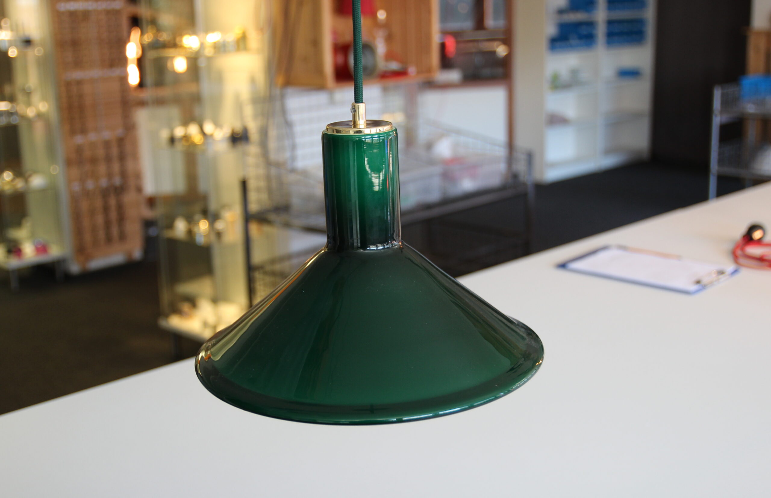 Aus einem grünen Glasschirm eine Lampe bauen