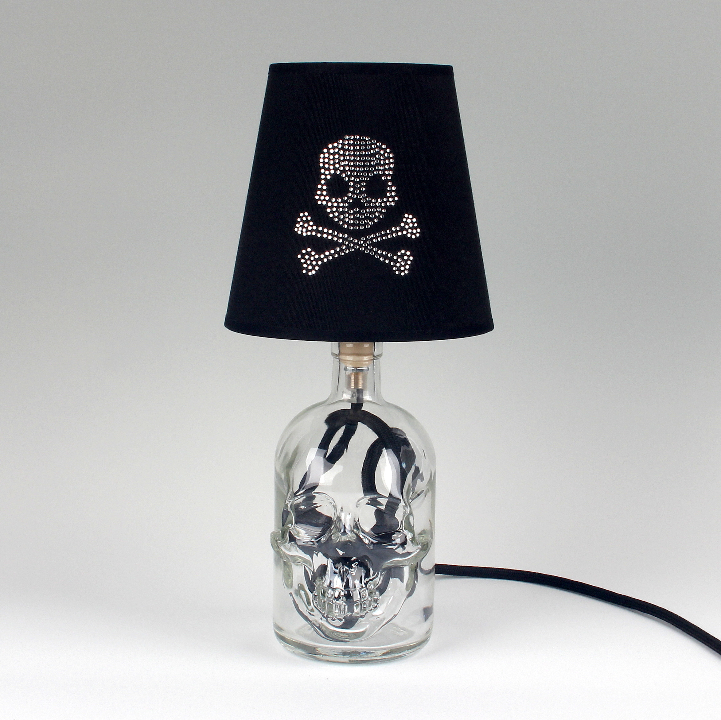 Flaschenlampe Totenkopf Pirat mit Lampenschirm und Textilkabel schwarz 2 -  Radio Kölsch Hamburg